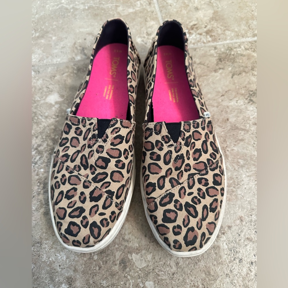 Toms like new leopard slip ons